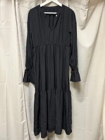 새상품급 시너리 티어드 맥시 원피스 M 2024SS 블랙