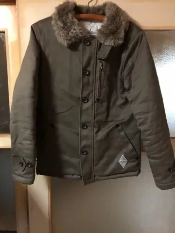 THE CRIMIE 퍼 부착 N-1 데크 밀리터리 자켓.