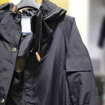 WIND-PRUF 후드 부착 마운틴 파카 블랙