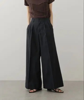 네이비 와이드 팬츠 백 포켓 부착