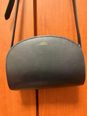 A.P.C. 블랙 가죽 숄더백