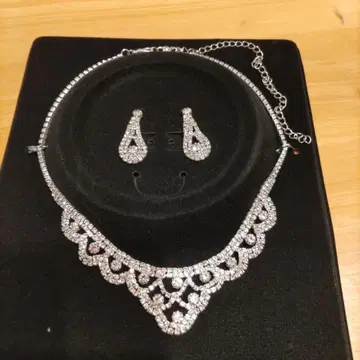 엘레강트한 크리스탈 목걸이와 귀찌 세트
