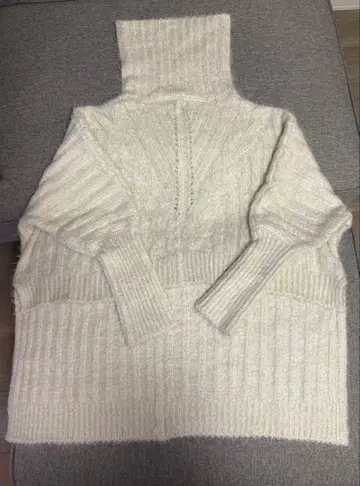 라벨 에튀드 페더얀 볼륨 터틀 니트