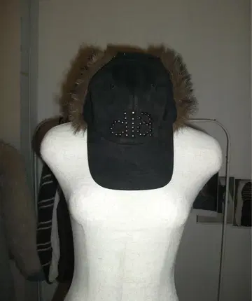 퍼 달린 블랙캡 스톤 장식