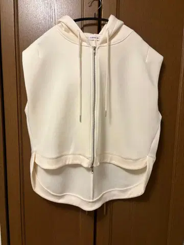 택 포함 미사용 새상품 LEPSIM 후드 부착 아이보리 베스트