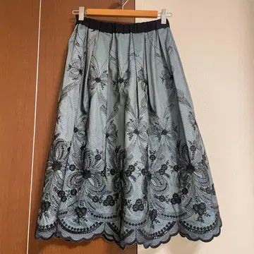 To be chin 플레어 스커트 그레이와 블랙 자수