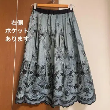 To be chin 플레어 스커트 그레이와 블랙 자수