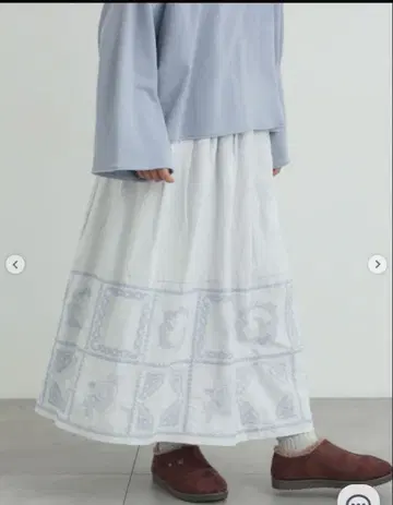 밑단 모티브 자수 개더 스커트 블루