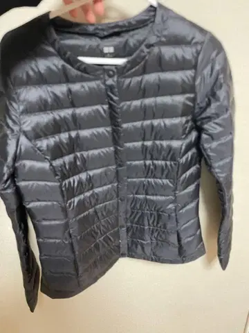 유니클로 블랙 다운 자켓 버튼 포함