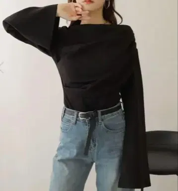 드레이프 넥 티셔츠 (블랙)