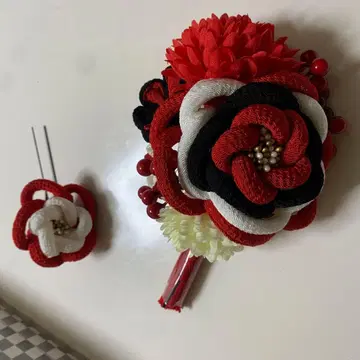 화려한 빨검 꽃다발 머리 장식