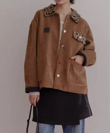 새상품 이번 시즌 에이미 로우 벨로아 본딩 하트 버튼 커버올 브라운