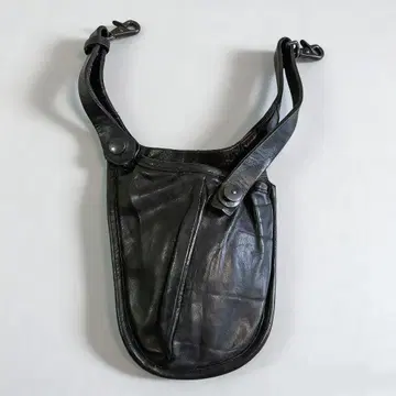 이삼카타야마 크러쉬 더블 숄더 가죽 힙색 파우치