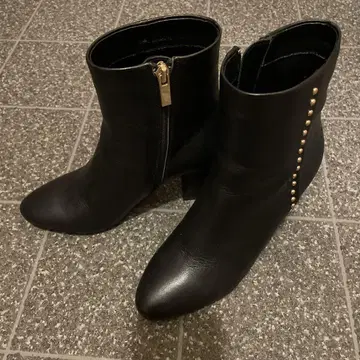 거의 새상품 다니엘라앤제마 스터드 숏부츠 가죽제품