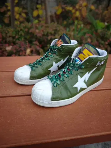 올리브 그린 하이컷 스니커즈