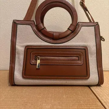 베이지와 브라운의 숄더백