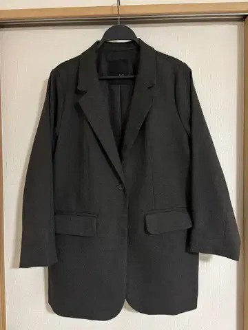 다크 그레이 테일러드 자켓 스튜디오 클립