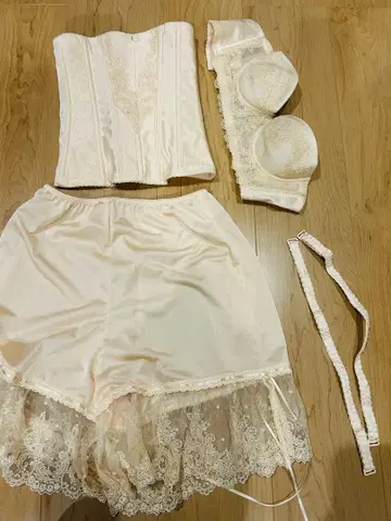 브라이덜 이너 FOUR SIS&CO.