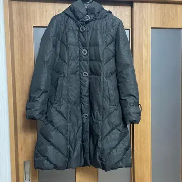 후드 부착 블랙 다운 자켓 버튼 하나가 떨어져서 싸게 판매합니다.