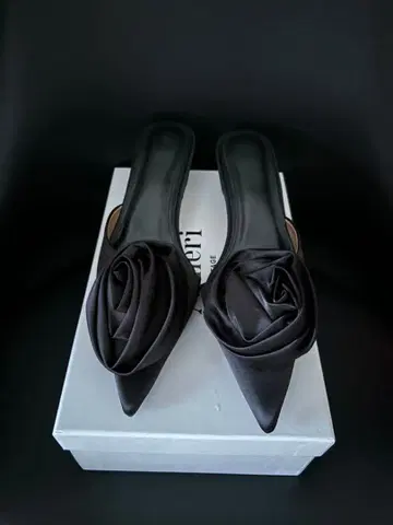 블랙 새틴 로즈 모티브 스틸레토 펌프스