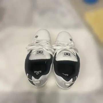DC 화이트/블랙 스니커즈