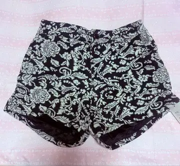 firia 꽃무늬 숏팬츠 블랙/화이트