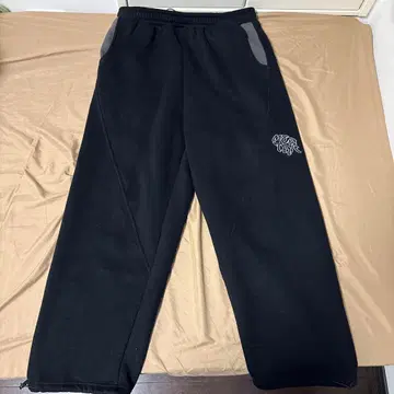 mertra 블랙 스웨트 팬츠 자수 로고 포함