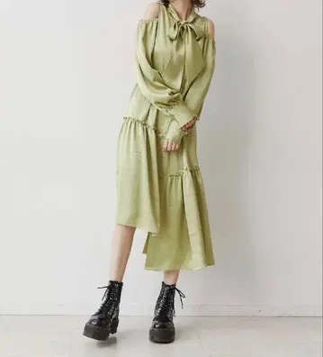 정가 12,100 새상품 쥬에티 오프숄더 연한 녹색 티어드 원피스