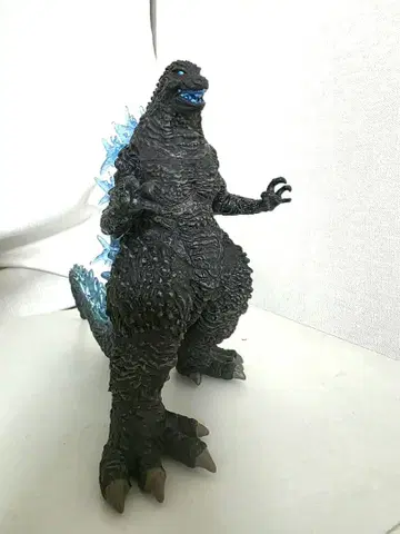 눈과 입도 파란 고질라 피규어 블랙과 파랑