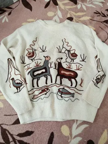 미사용 애니멀 모티브 자수 화이트 스웨터 울