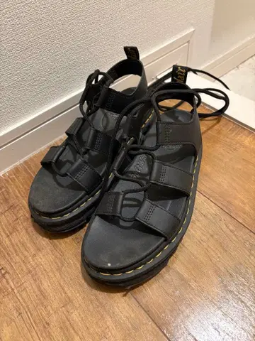 닥터마틴 블랙 샌들