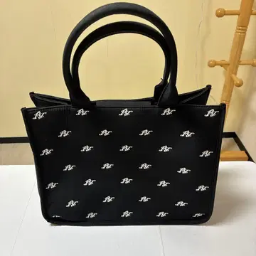 자수 로고 토트백 블랙