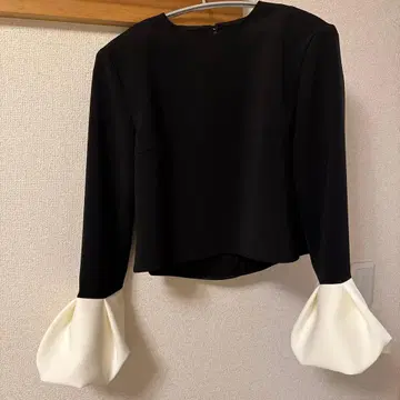 CAVORI 벌룬 슬리브 블랙&화이트 긴팔 상의