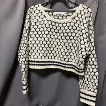 Lily Brown 라메 믹스 도트 무늬 크롭 스웨터