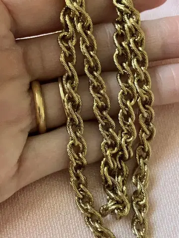 골드 컬러 목걸이 볼륨