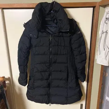 TATRAS 블랙 컬러 후드 부착 롱 다운 자켓