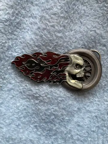 스컬과 불꽃 디자인 벨트 버클