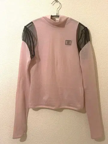 Her Praha 핑크 메쉬 디테일 상의 LITMUS 리트머스