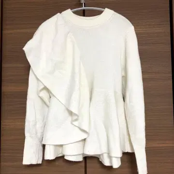 ELENDEEK 프릴 아지메 니트 긴팔 상의 화이트