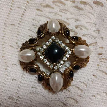 장식적인 앤티크풍 브로치