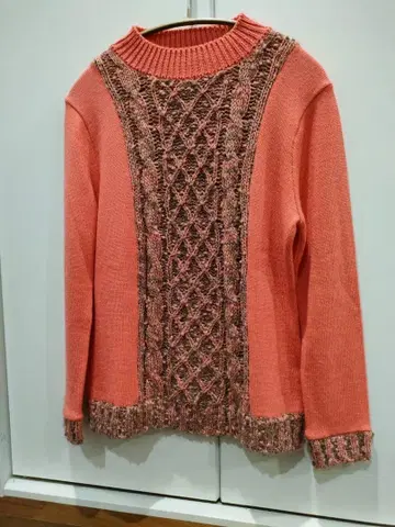 케이블 짜임 코랄 핑크 니트