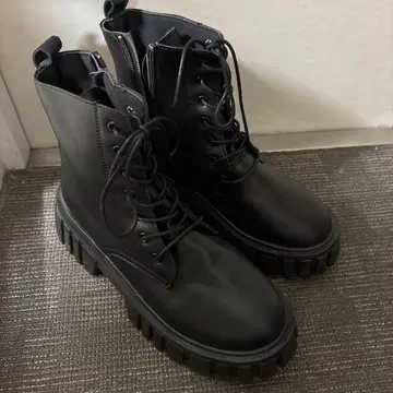 블랙 통굽 밀리터리 부츠 지퍼 포함