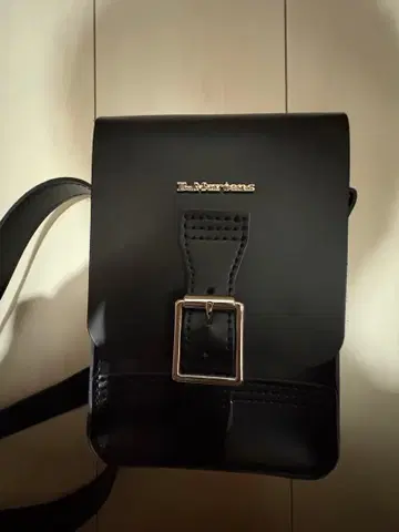 닥터 마틴 버클 숄더백 블랙