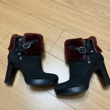 퍼가 달린 블랙과 보르도 색상의 부츠