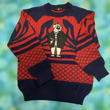 PLEVO 캐릭터 자수 크루넥 스웨터