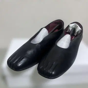 NEUNA 라운드 컷 로퍼