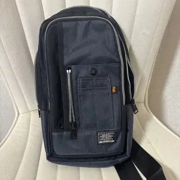 알파 메쉬 소재 블랙 바디백