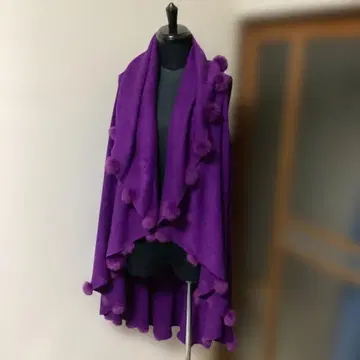 보라색 폼폼 포함 케이프 코트