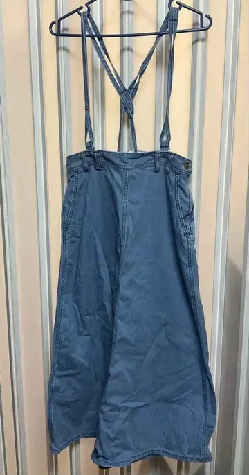 썸씽 슬릿 플레어 서스펜더 데님 롱 스커트