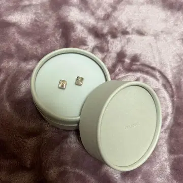 GOODDAYS UNKNOWN. 실버 입방체 귀걸이